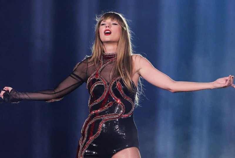 Taylor Swift Menyentuh Hati Penonton dengan Lagu 
