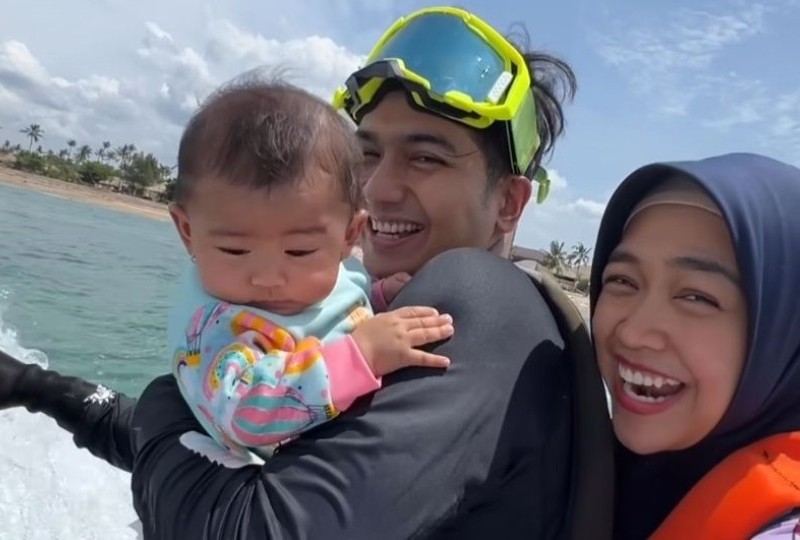Minta maaf, Ria Ricis dan Teuku Ryan serta bayinya Moana bermain jetski tanpa pengaman