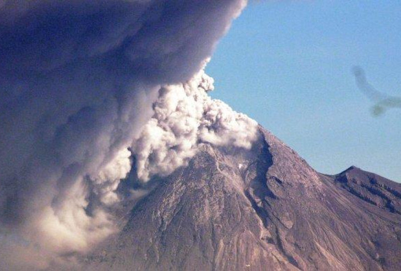 Gunung Merapi Meletus hari ini, info live cctv erupsi 11 maret 2023 dari bmkg kondisi terkini, wilayah hujan abu, jauhi Kali Bebeng dan Krasak