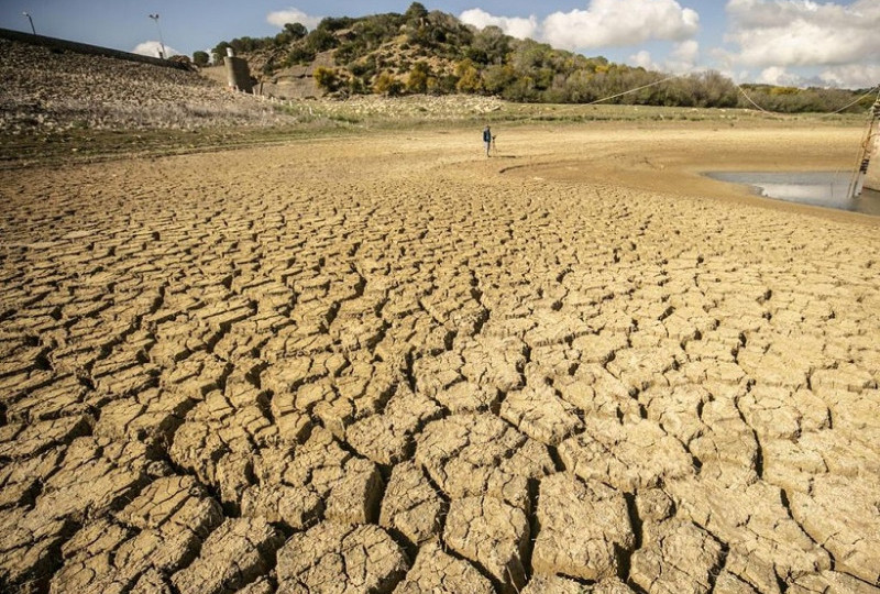 Dampak Badai El Nino dan La Nina  bagi indonesia adalah Puncak Musim Kemarau Lebih Kering dan Ancaman Gagal Panen 
