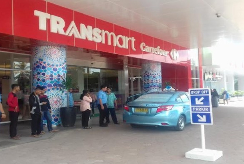 Mobil Ngebut Masuk Transmart Padang Bikin Heboh di Medsos!