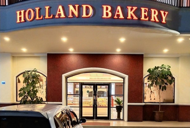Tempat Ngopi Sambil Makan Roti di Holland Bakery Trunojoyo Jember: Keren Banget!