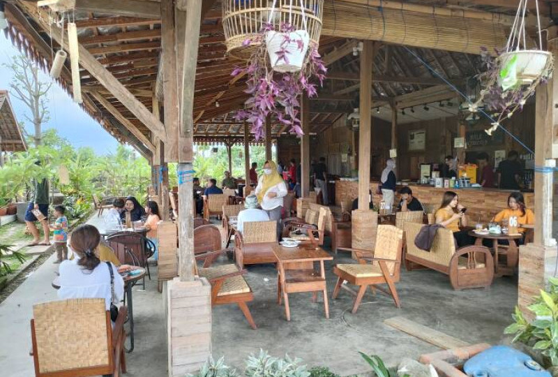 Cafe Bale Nyawidji Tulungagung: Tempat Hangout Estetik dengan Suasana Pedesaan yang Hits!