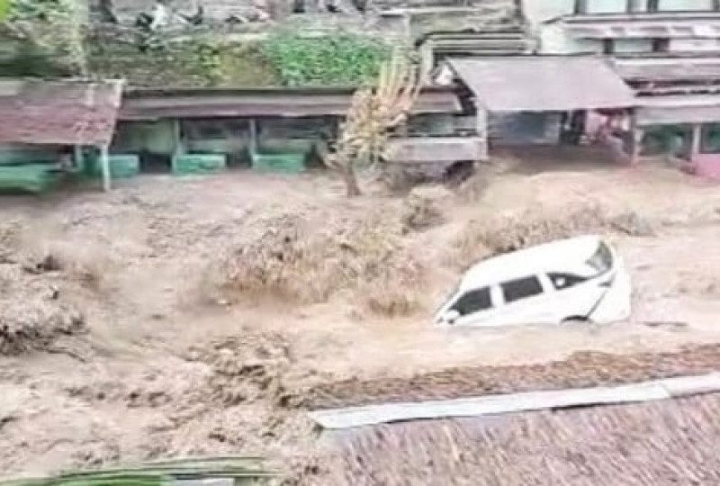 Berita Video Berastagi Wisata Sungai Sembahe Banjir Bandang hari ini, viral mobil Avanza hanyut