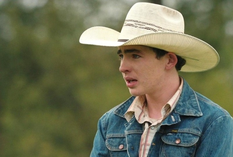 Pemeran Serial YELLOWSTONE, Finn Little sebagai Carter dan kasus Q'orianka Kilcher 