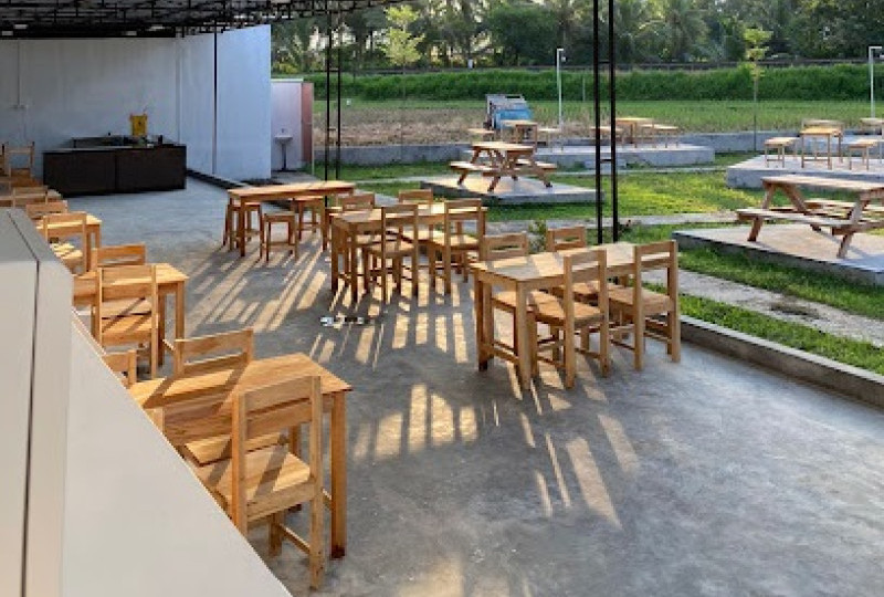 Uumah Pari Café Tulungagung: Omah Nongkrong Nyore Estetik sambil Saksikan Sunset, Pelayanan Sabar Tisuenya Dibagi Dua!