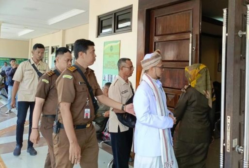 Kiai Muhammad Fahim Mawardi Pengasuh Ponpes Al Djaliel 2 Divonis 8 Tahun Penjara dan Denda atas Kasus Pencabulan: Kontroversi dan Reaksi Terdakwa