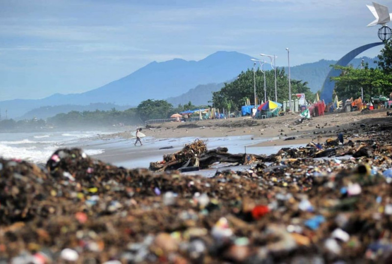 Urutan 10 Pantai terkotor di Indonesia 2023: pantai pangandaran, muaro lasak, bone lohe, labuhan haji, cangkring, sodong, maron, cipta, kusamba, boom dan depok