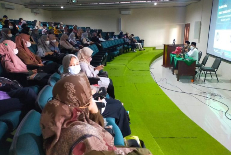 Rumah Jurnal IAIN Ponorogo Menggelar Kolokium dengan Bedah Buku 