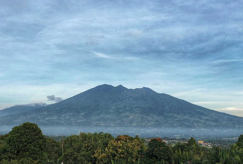 Gunung Paling Angker Seram dan Misterius di Indonesia: Mitos dan Alam Gaib yang Menakjubkan