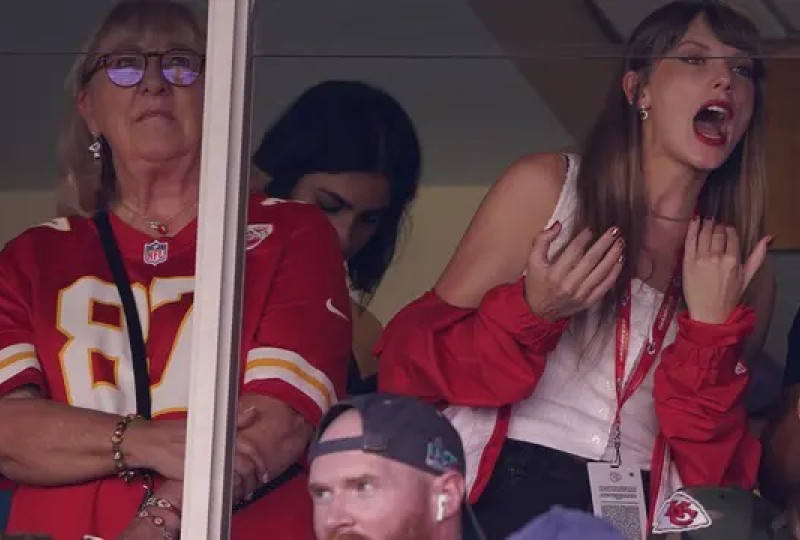 Taylor Swift nonton pertandingan NFL Football  Travis Kelce di Arrowhead Stadium