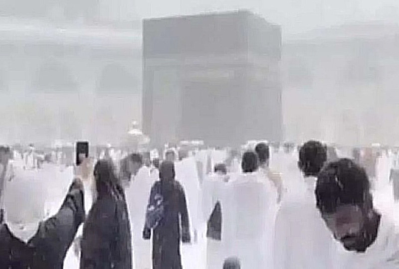 Berita Hari ini Hujan Badai dan Banjir di Makkah, Petir menyambar Masjidil Haram