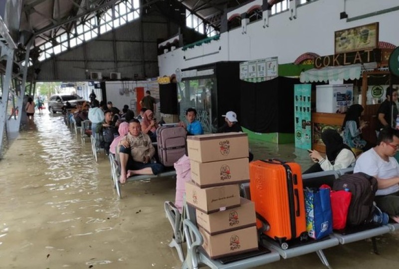Banjir semarang hari ini surut, stasiun Tawang masih tergenang & kereta KA Joglosemarkerto tidak jalan