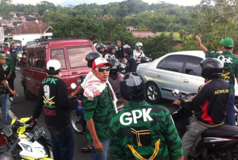 Laskar PDIP vs GPK Magelang bentrok tawuran di Muntilan: GPK adalah singkatan dari  Gerakan Pemuda Ka'bah organisasi sayap Partai Persatuan Pembangunan