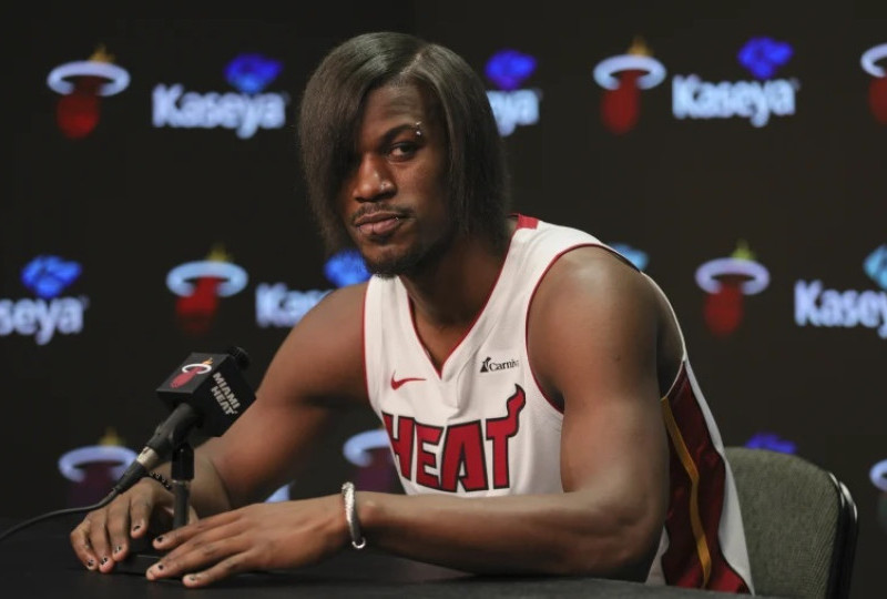 Gaya Baru dan Fase Emo Jimmy Butler di Tahun 2023: Rambut, Pacar, dan Kehidupan Pemain Bola Basket Emo di Miami Heat