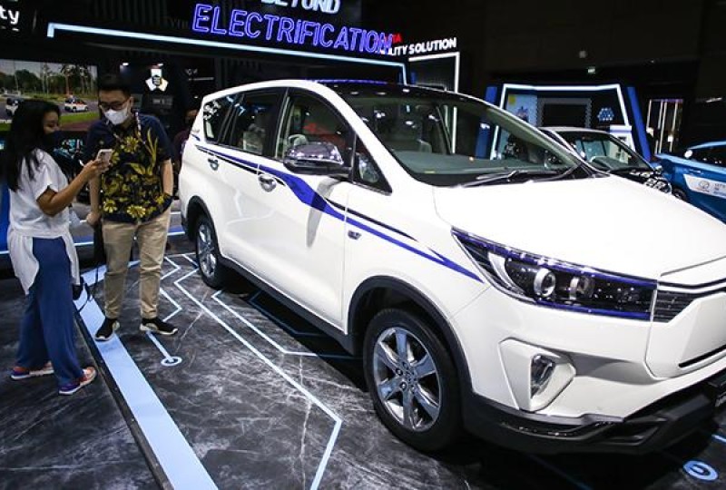 Kijang Innova Listrik pada pameran otomotif IIMS di JIExpo Kemayoran