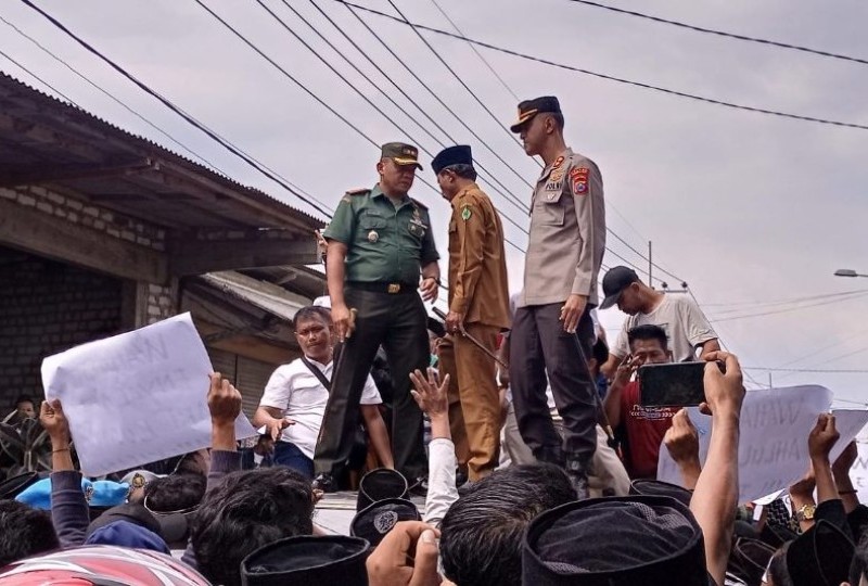 Aksi protes masjid wahabi di Desa Nyalabuh Laok pamekasan, Yazir Hasan Al-Idis dianggap sesat