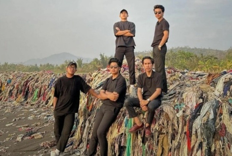 Kades Sukabumi menolak pandawara group bersihkan sampah di cibutun loji pantai terkotor se Indonesia