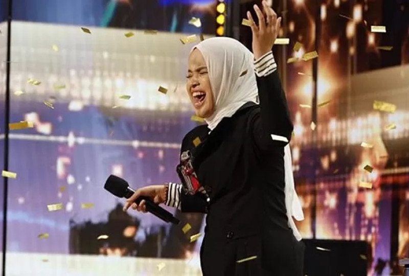 Apa Itu Golden Buzzer, hadiah Putri Ariani dari juri AGT Simon Cowell adalah terkesan dengan penampilan peserta