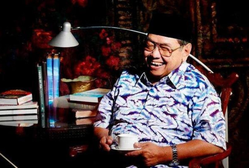 Keteladanan dari tokoh Gus Dur adalah: kesetiaannya pada negara dan rakyat