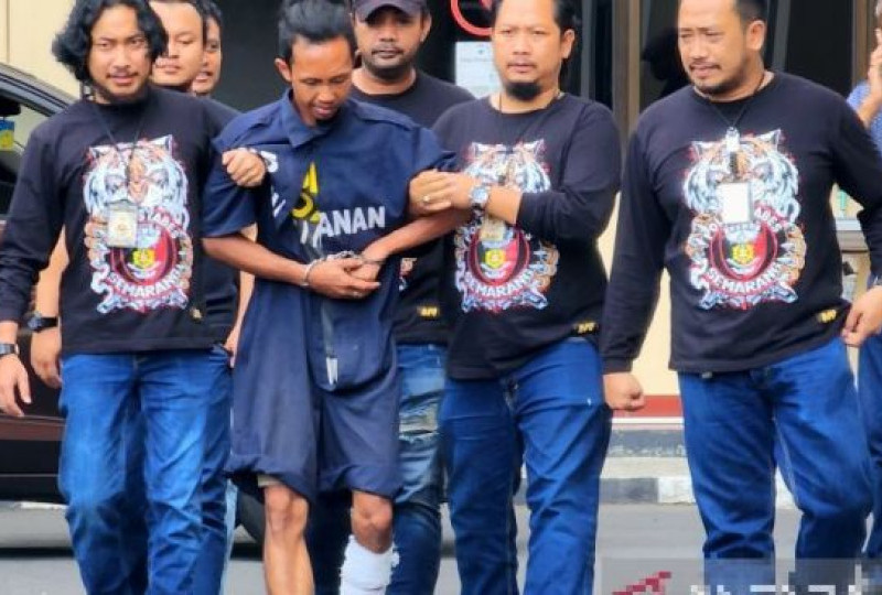 Muhammad Husen pelaku pembunuhan dan mutilasi Irwan Hutagalung di Semarang digelandang polisi
